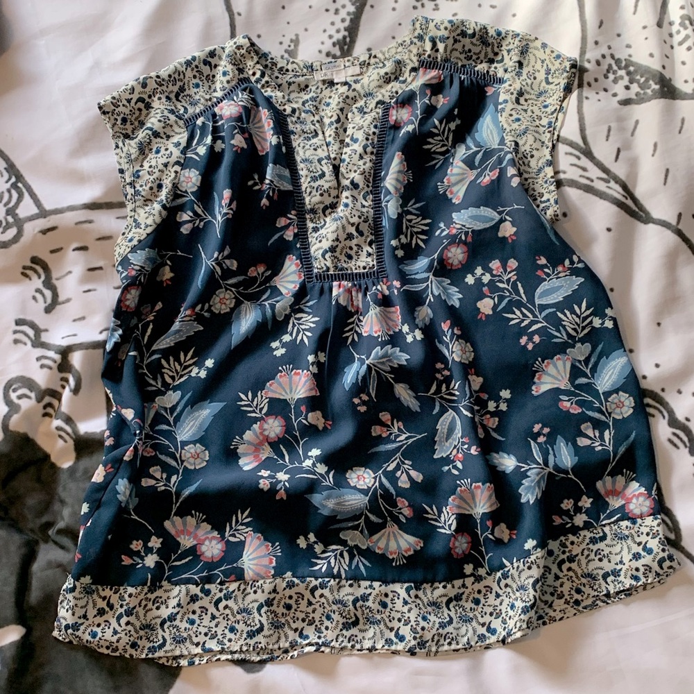 Beautiful flowy cap sleeve floral blouse
